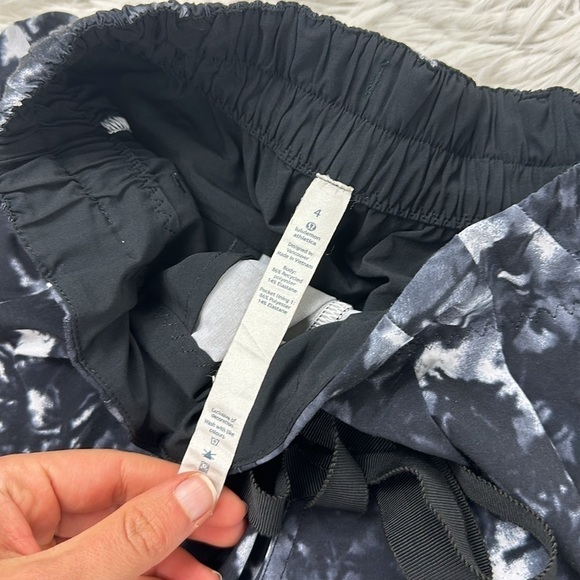 Lululemon Spring Break Away Short II Dusk Dye White Black / Black - Picture 3 of 6